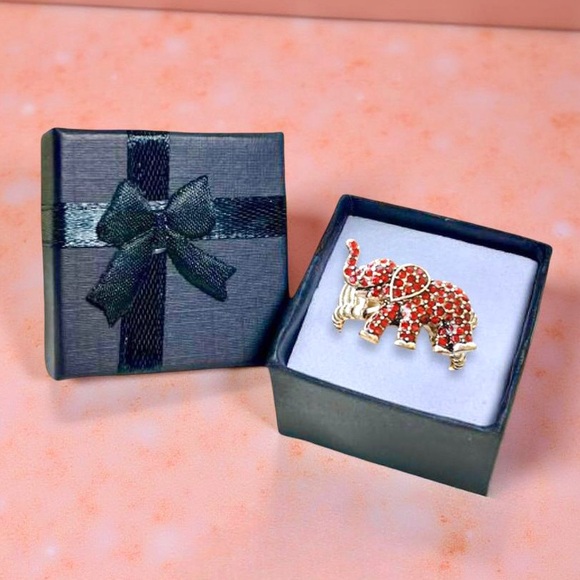 Red Rhinestone Elephant Stretch Ring - Picture 9 of 16